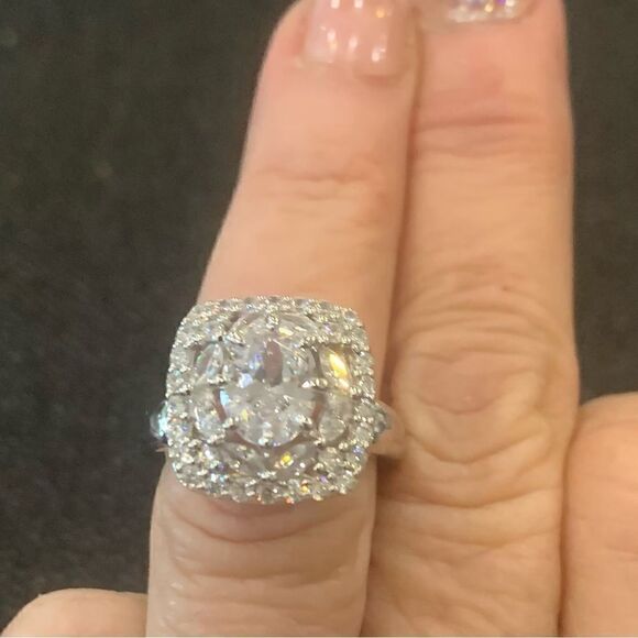 Gorgeous engagement or right hand ring . Size 7 . Rhodium plated. Cluster silver - Picture 6 of 6